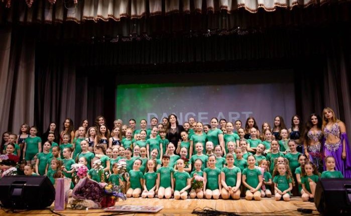 У Ковелі школа танцю “Dance art” зібрала понад 50 тисяч гривень для військових під час звітного концерту