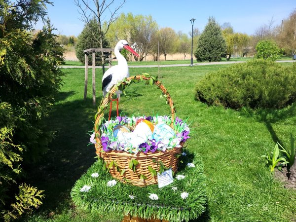 У Ковелі в парку Шевченка встановили Великодні композиції. Фото