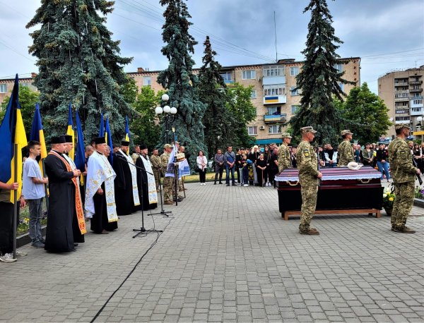Небесне воїнство поповнилось ангелом у білій вишиванці: У Ковелі попрощались з загиблим Героєм Андрієм Михайленком