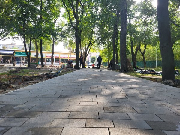 У Ковелі підприємці облаштовують доріжки у сквері Слави У Ковелі підприємці облаштовують доріжки у сквері Слави