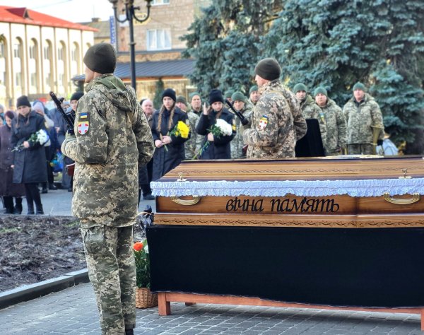 Життя обірвала війна: ковельчани попрощались з 28-річним Героєм Вадимом Ковальчуком Життя обірвала війна: ковельчани попрощались з 28-річним Героєм Вадимом Ковальчуком