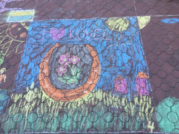 Юні ковельчани малювали рідне місто кольоровою крейдою ФОТО Юні ковельчани малювали рідне місто кольоровою крейдою ФОТО