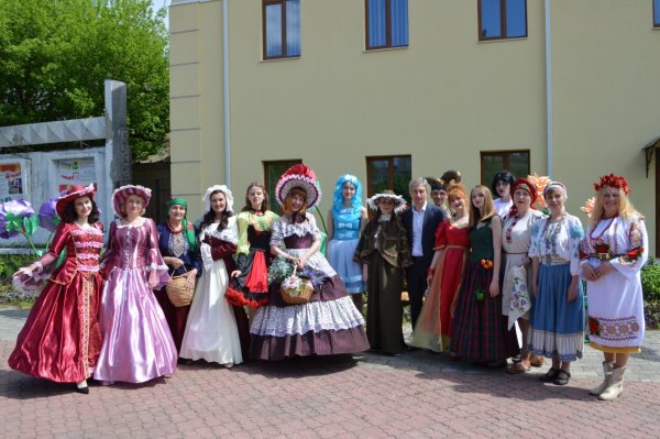 Театр-студія “10 ряд 10 місце” запрошує у свою родину