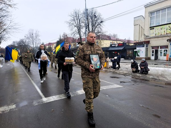 Віддав життя за Україну: у Ковелі попрощались з Героєм Романом Грушевінчуком