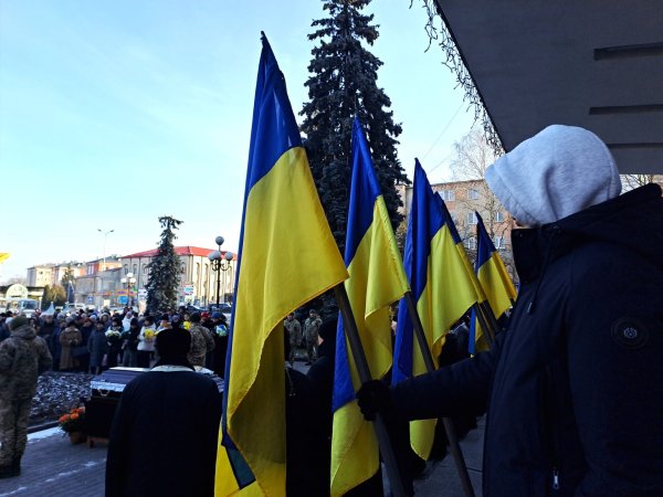 Остання шана Героєві: ковельчани попрощались з воїном Віталієм Гаранем Остання шана Героєві: ковельчани попрощались з воїном Віталієм Гаранем