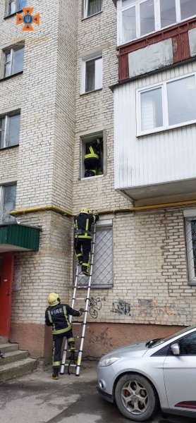 У Ковелі дворічна дитина залишилася замкненою сама у квартирі У Ковелі дворічна дитина залишилася замкненою сама у квартирі