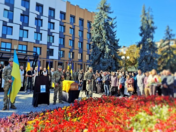 Навіки в строю: у Ковелі попрощалися із 37-річним воїном Дмитром Бондаруком Навіки в строю: у Ковелі попрощалися із 37-річним воїном Дмитром Бондаруком