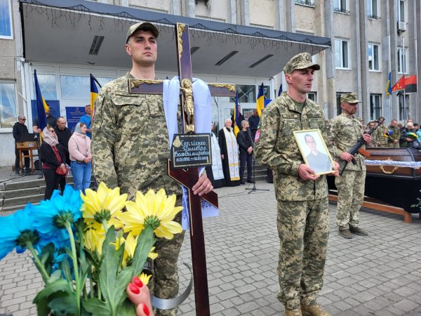 У Ковелі провели у Небесне військо 35-річного сержанта поліції Дмитра Сергієнка У Ковелі провели у Небесне військо 35-річного сержанта поліції Дмитра Сергієнка