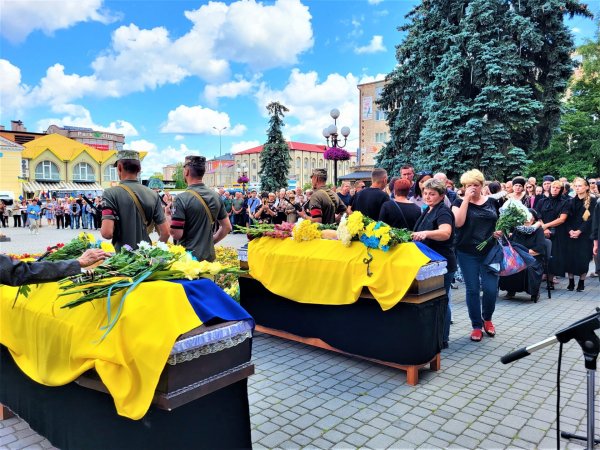 Їх струни земного життя обірвала війна: у Ковелі провели в останню дорогу Володимира Лучиновича та Олександра Берегу