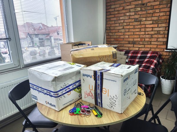 Партнери з американського міста Шамблі передали Ковелю тисячу англомовних книг Партнери з американського міста Шамблі передали Ковелю тисячу англомовних книг