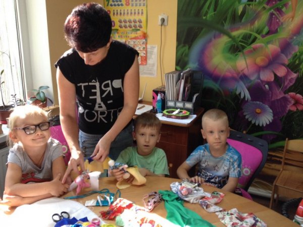 У Ковелі діти з особливими потребами вчились робити ляльки-мотанки У Ковелі діти з особливими потребами вчились робити ляльки-мотанки