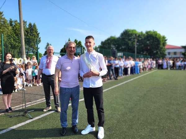 Це неймовірні моменти: для ковельських школярів пролунав останній дзвоник