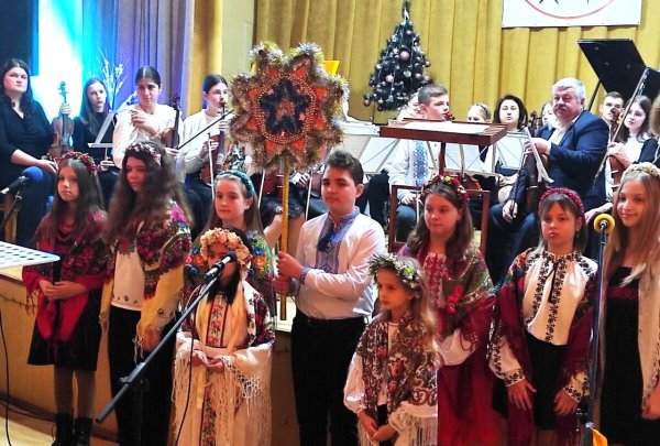 Бережемо традиції та донатимо на ЗСУ: у школі мистецтв відбувся «Різдвяний вечір премʼєр»