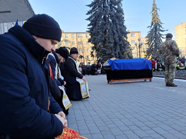 Остання шана Героєві: ковельчани попрощались з воїном Віталієм Гаранем Остання шана Героєві: ковельчани попрощались з воїном Віталієм Гаранем