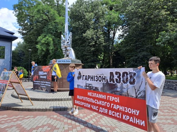 “Волю захисникам Маріуполя”: у Ковелі відбулась фотовиставка на підтримку полонених військових “Волю захисникам Маріуполя”: у Ковелі відбулась фотовиставка на підтримку полонених військових