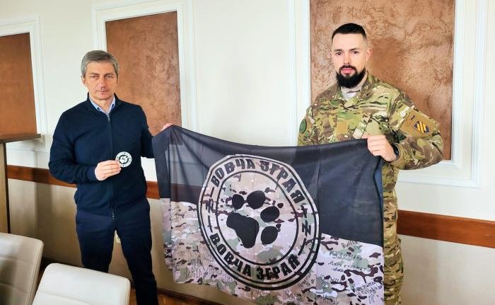 Військові передали міському голові Ігореві Чайці прапор свого підрозділу