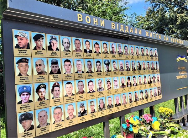 Міський голова Ігор Чайка під час урочистостей з нагоди Дня Державного Прапора України вручив відзнаки «Почесний громадянин міста Ковеля»