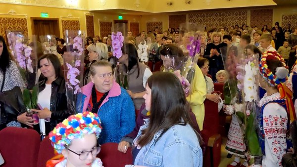 Зворушливо, до сліз, щиро та з любов’ю сьогодні вітали у Ковелі матерів зі святом