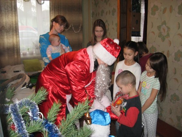 Новорічні подарунки отримали сім'ї, які опинилися в складних життєвих обставинах Новорічні подарунки отримали сім'ї, які опинилися в складних життєвих обставинах