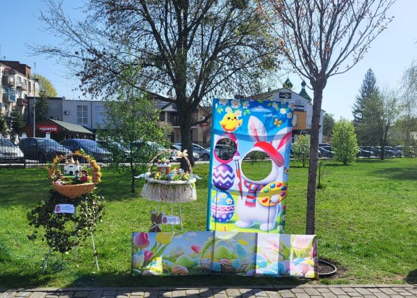 У Ковелі в парку Шевченка встановили Великодні композиції. Фото