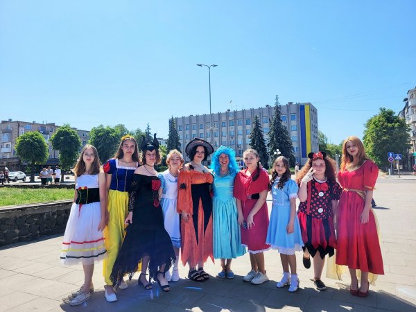 Театр-студія “10 ряд 10 місце” запрошує у свою родину