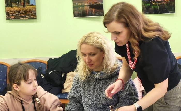 У Ковелі художниця Оксана Цюп’яшук влаштувала майстерклас з писанкарства