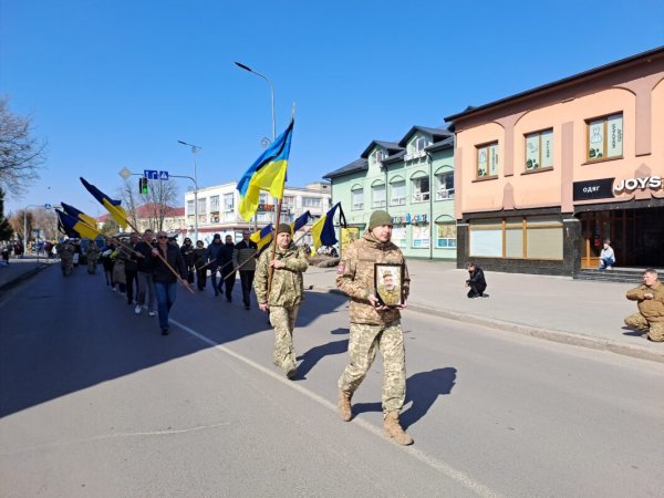 У Ковелі попрощалися із загиблим воїном Миколою Сахарчуком У Ковелі попрощалися із загиблим воїном Миколою Сахарчуком