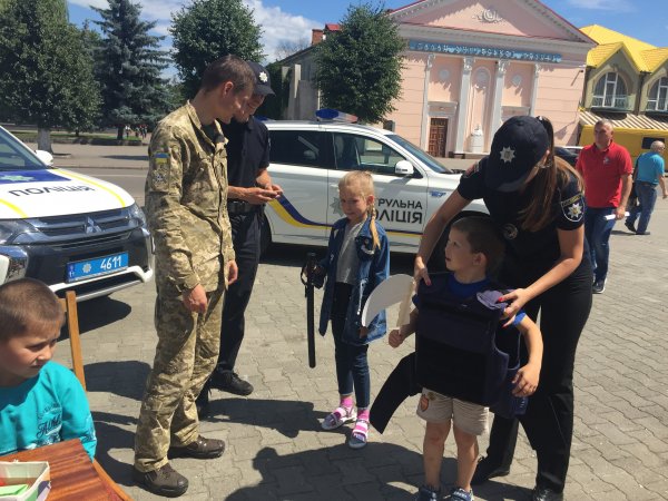 Патрульна поліція відзначила свій день народження на площі з ковельською малечею Патрульна поліція відзначила свій день народження на площі з ковельською малечею