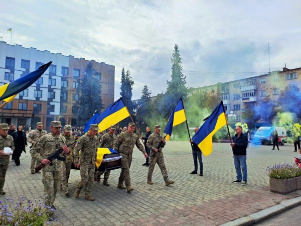 У Ковелі попрощалися з 33-річним морським піхотинцем Павлом Коломійчуком У Ковелі попрощалися з 33-річним морським піхотинцем Павлом Коломійчуком