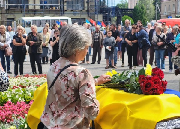 Довгий шлях до рідної землі: наша громада прощається з воїном Віктором Дорощуком, життя якого обірвалось у липні минулого року