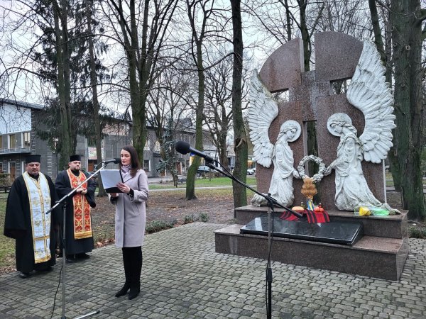 Запалили свічки та поклали символічні букети з колосками до меморіальної стели: у Ковелі вшанували пам’ять жертв голодоморів