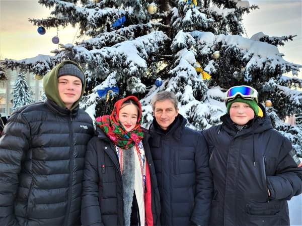 У національних кольорах: у Ковелі урочисто відкрили головну ялинку громади