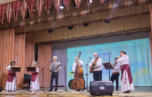 29 років Основному Закону України: напередодні Дня Конституції вручили нагороди рідним Героїв, яких вони удостоєні посмертно 29 років Основному Закону України: напередодні Дня Конституції вручили нагороди рідним Героїв, яких вони удостоєні посмертно