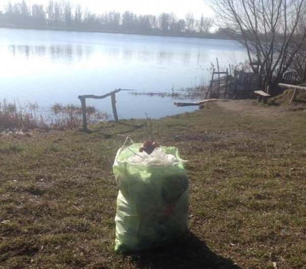 Небайдужі ковельчани під час ранкових пробіжок прибирають береги Турії від сміття Небайдужі ковельчани під час ранкових пробіжок прибирають береги Турії від сміття
