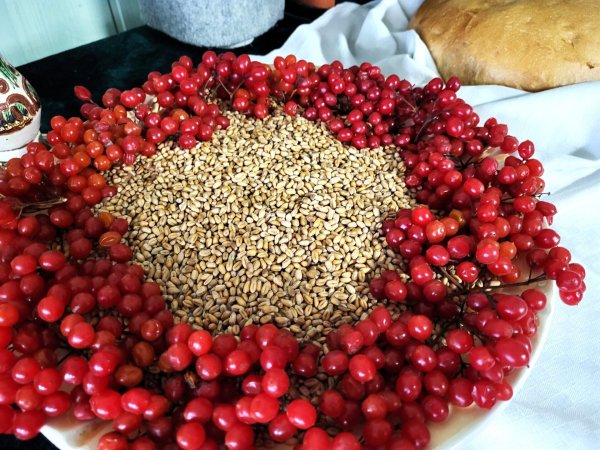 Запалили свічки та поклали символічні букети з колосками до меморіальної стели: у Ковелі вшанували пам’ять жертв голодоморів