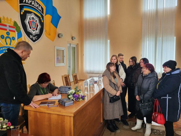 У Ковелі Ніна Горик презентувала книгу пам’яті про офіцера правоохоронних органів Федора Литвинюка «Дорога честі» У Ковелі Ніна Горик презентувала книгу пам’яті про офіцера правоохоронних органів Федора Литвинюка «Дорога честі»