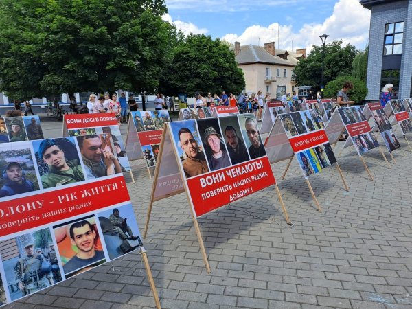 “Волю захисникам Маріуполя”: у Ковелі відбулась фотовиставка на підтримку полонених військових “Волю захисникам Маріуполя”: у Ковелі відбулась фотовиставка на підтримку полонених військових