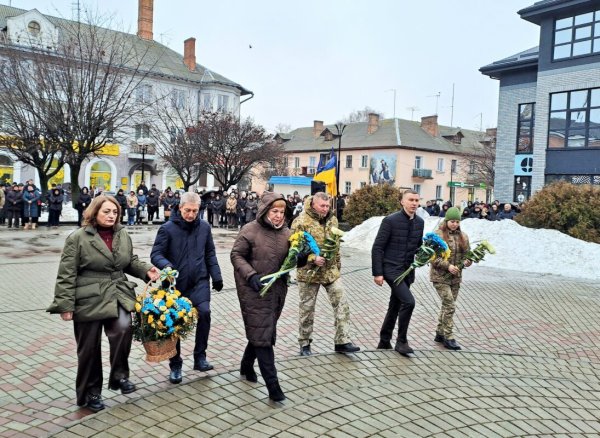 У Ковелі вшанували пам’ять загиблих у четверту річницю повномасштабної війни У Ковелі вшанували пам’ять загиблих у четверту річницю повномасштабної війни
