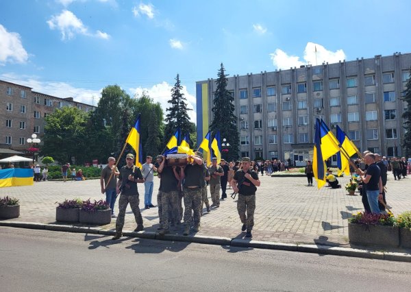 Спасибі тобі, Герою. Ковельчани віддали останню шану Руслану Мазурику