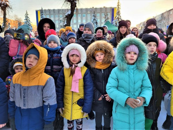 У національних кольорах: у Ковелі урочисто відкрили головну ялинку громади