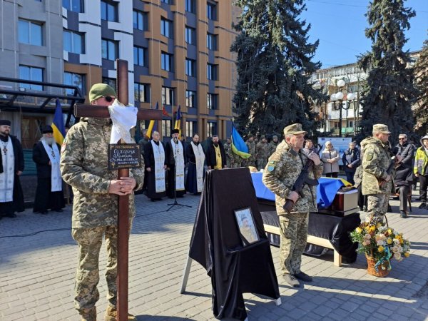 У Ковелі попрощалися із загиблим воїном Миколою Сахарчуком У Ковелі попрощалися із загиблим воїном Миколою Сахарчуком