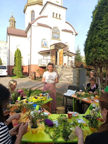 Проєкт «Крила»: у Ковелі для матерів загиблих Героїв організували майстер-клас з виготовлення весняних композицій