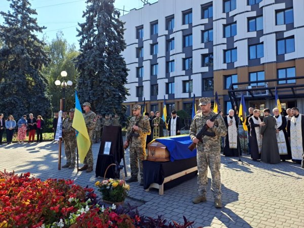 Навіки в строю: у Ковелі попрощалися із 37-річним воїном Дмитром Бондаруком Навіки в строю: у Ковелі попрощалися із 37-річним воїном Дмитром Бондаруком