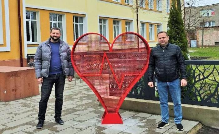 У Ковелі встановили екологічне «серце» для збору пластикових кришечок
