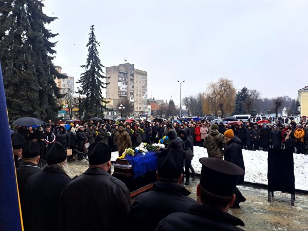 Віддав життя за Україну: у Ковелі попрощались з Героєм Романом Грушевінчуком