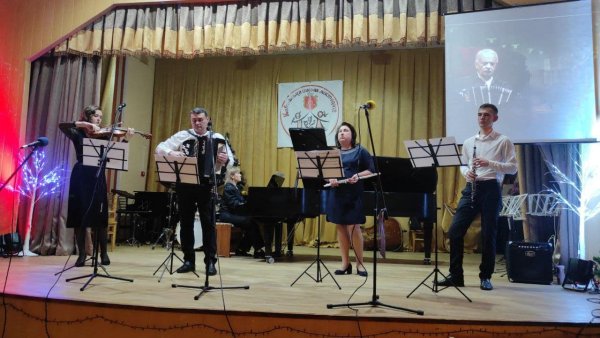 Бережемо традиції та донатимо на ЗСУ: у школі мистецтв відбувся «Різдвяний вечір премʼєр»