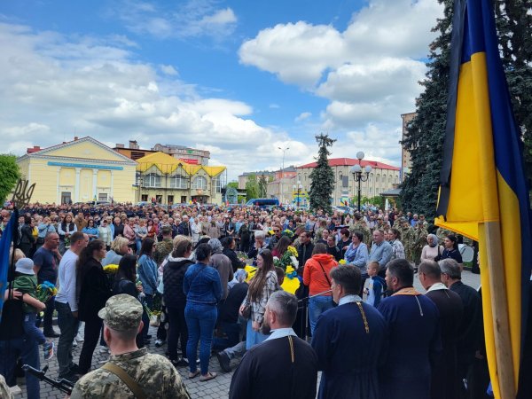 У Ковелі провели у Небесне військо 35-річного сержанта поліції Дмитра Сергієнка У Ковелі провели у Небесне військо 35-річного сержанта поліції Дмитра Сергієнка