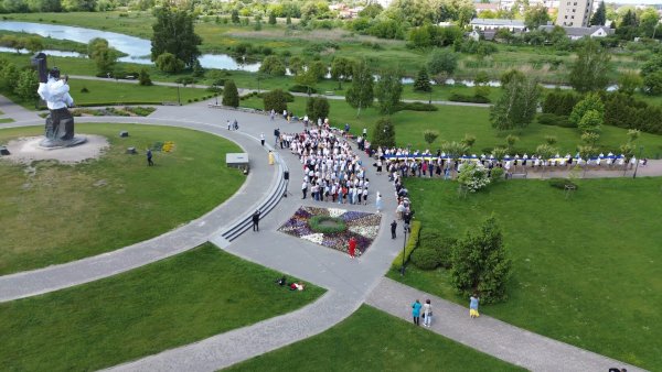 Біля пам’ятника Тарасу Шевченку у барвистих вишиванках мешканці міста створили назву «Ковель»