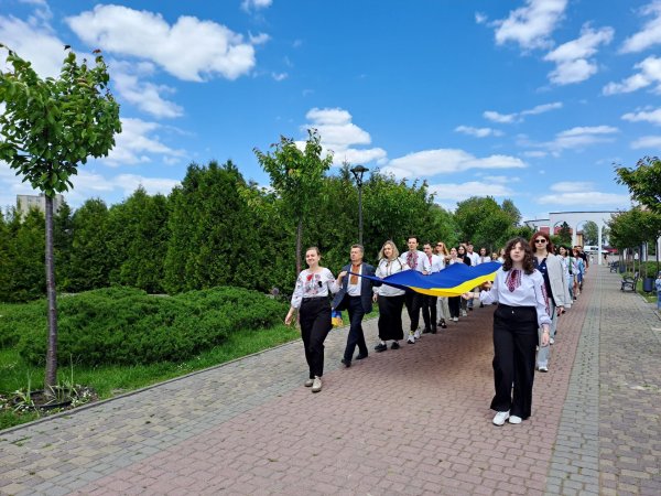 Біля пам’ятника Тарасу Шевченку у барвистих вишиванках мешканці міста створили назву «Ковель»