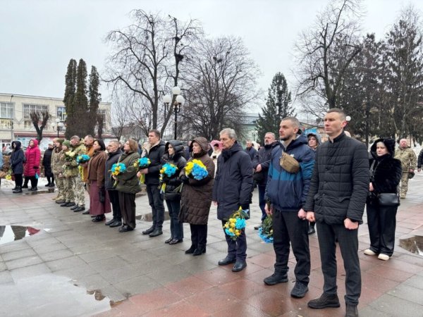 У Ковелі вшанували пам’ять загиблих у четверту річницю повномасштабної війни У Ковелі вшанували пам’ять загиблих у четверту річницю повномасштабної війни
